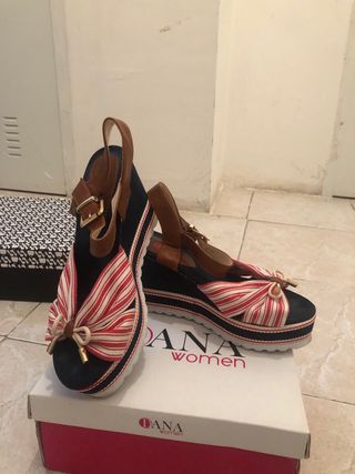 Cuñas de mujer azul y rojo