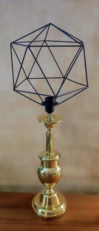 Lámpara de mesa latón + pantalla geometrica