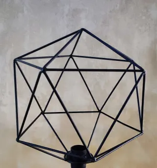 Lámpara de mesa latón + pantalla geometrica