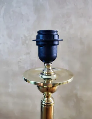 Lámpara de mesa latón + pantalla geometrica