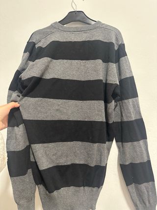 Jersey rayas gris y negro V-neck