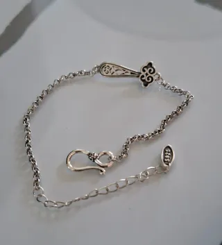 Pulsera de plata con diseño oriental