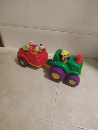 Tractor musical con remolque y animales