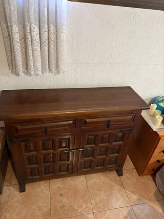 Mueble de madera maciza