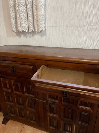 Mueble de madera maciza