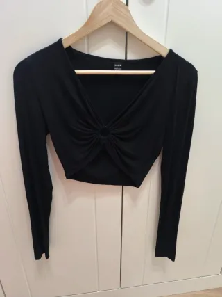 Top negro escote anudado