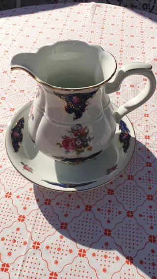 Jarra e prato de porcelana floral