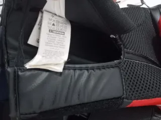 Guantes de boxeo y espinilleras azules