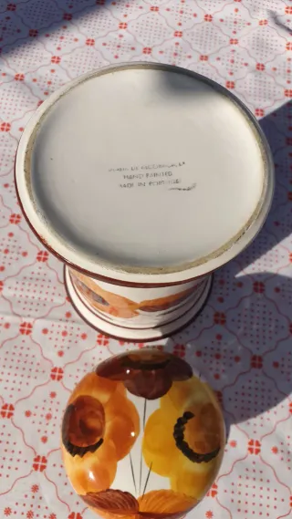 Pote pintado à mão com flores