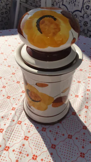 Pote pintado à mão com flores