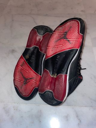 Zapatillas Jordan Negras y Rojas