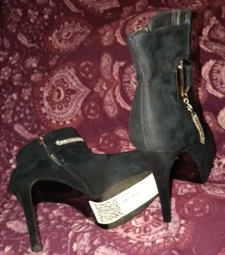 Botines elegantes negros con pedrería