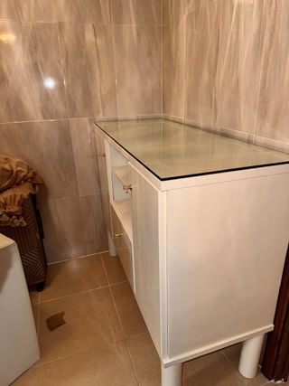 Mueble tocador blanco con cristal
