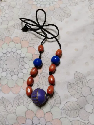 Collana con perle blu e viola