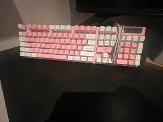 Teclado RGB rosa y blanco