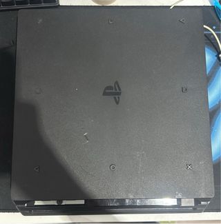 PS4 pro en perfecto estado + 3 mandos + 4 juegos
