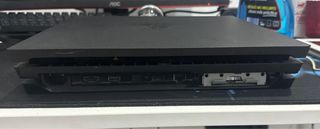 PS4 pro en perfecto estado + 3 mandos + 4 juegos