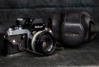 Nikon F2 Cámara Analógica Plata y Negra