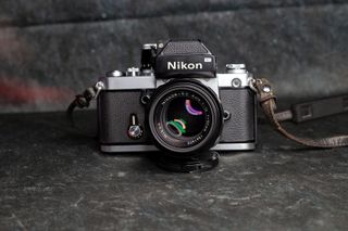 Nikon F2 Cámara Analógica Plata y Negra