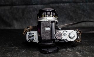 Nikon F2 Cámara Analógica Plata y Negra