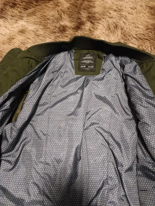 Chaqueta bomber verde, apenas usada.