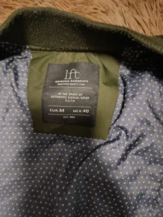 Chaqueta bomber verde, apenas usada.