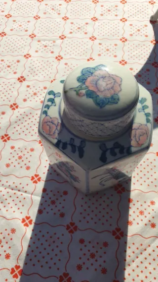 Pote de porcelana decorado floral