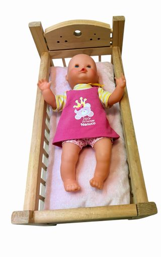 Cuna de madera con muñeca Nenuco