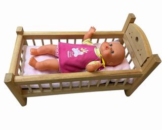 Cuna de madera con muñeca Nenuco
