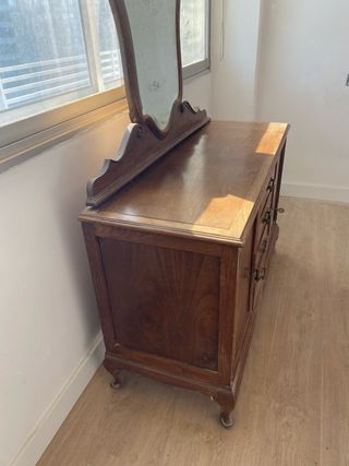 Cómoda de madera con espejo