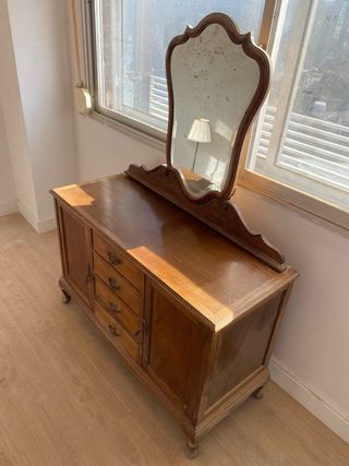 Cómoda de madera con espejo