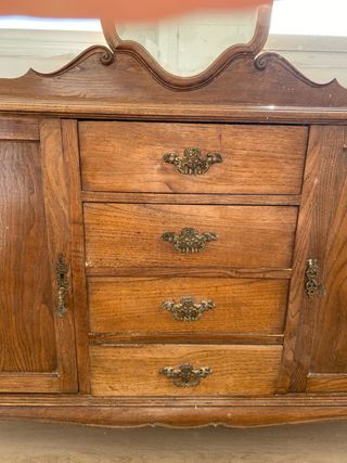 Cómoda de madera con espejo