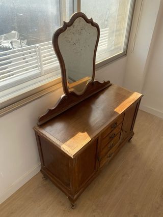 Cómoda de madera con espejo