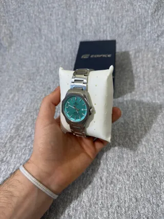 Reloj Casio Edifice de acero y dial turquesa