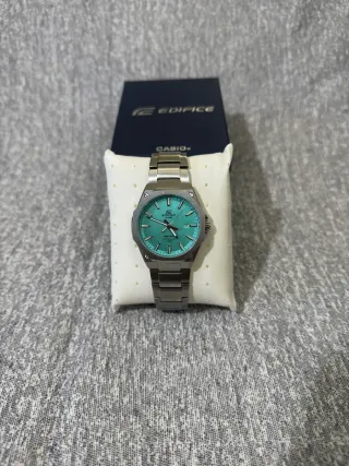 Reloj Casio Edifice de acero y dial turquesa