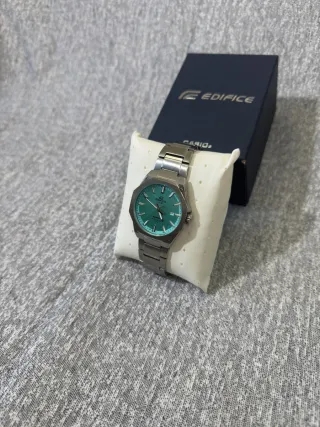 Reloj Casio Edifice de acero y dial turquesa