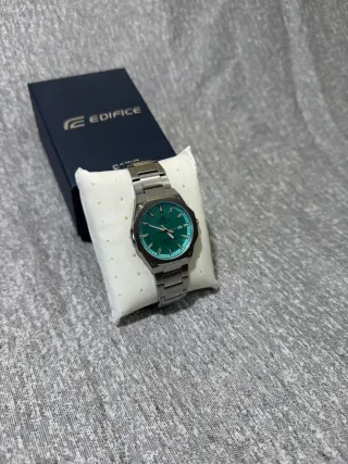 Reloj Casio Edifice de acero y dial turquesa