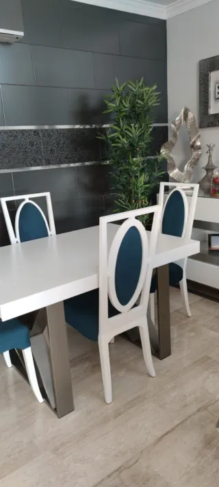 4 sillas en blanco , madera de pino