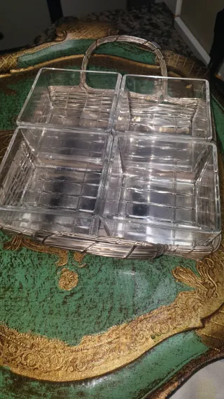 Tabuleiro com divisórias em metal e vidro