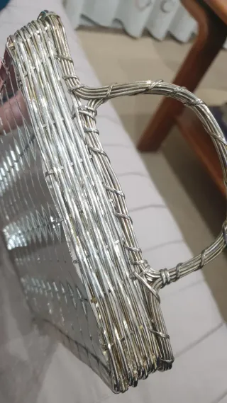 Tabuleiro com divisórias em metal e vidro