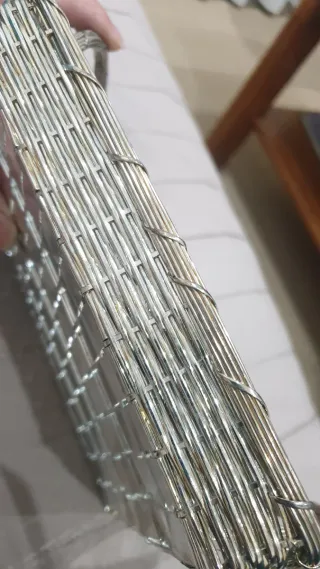 Tabuleiro com divisórias em metal e vidro