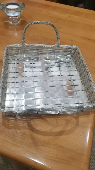 Tabuleiro com divisórias em metal e vidro