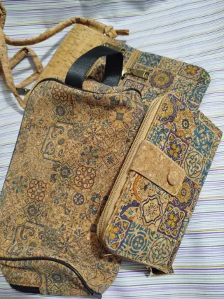 Porta móvil y cartera corcho a juego