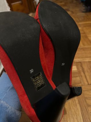Zapatos de tacón rojos con detalle