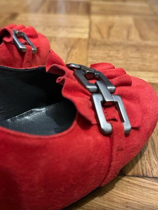 Zapatos de tacón rojos con detalle