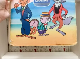 ANTIGUA CARPETA PROMOCION DANONE  LA VUELTA AL MUN