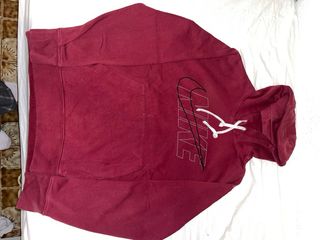 Sudadera Nike original en color burdeos,