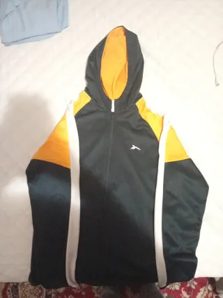 Chaqueta deportiva con capucha