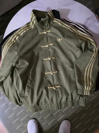 Chaqueta Adidas modelo exclusivo mercado asiático