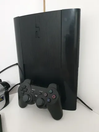 Consola PS3 con 10 juegos y 2 mandos